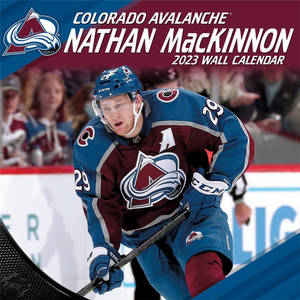Nathan MacKinnon 身穿科羅拉多雪崩隊制服在比賽中打曲棍球。 — 運動 壁紙