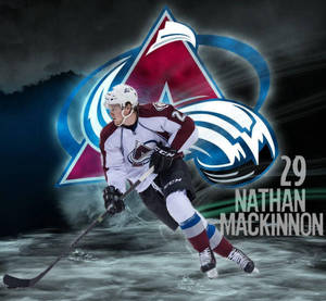 冰球運動員 Nathan MacKinnon 溜冰，背後有科羅拉多雪崩隊標誌。 — 運動 壁紙