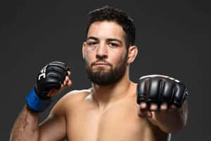 一位專注的男性MMA拳手戴著黑色手套為肖像擺姿勢。 — 動漫打鬥 壁紙