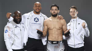 四位男性UFC拳手在攝影棚擺姿勢，中間一位赤裸上身。