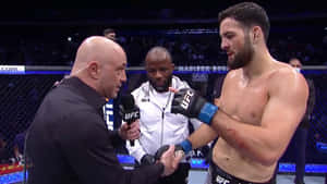 UFC拳手賽後在八角籠內與記者握手。
