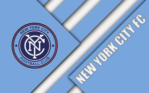 New York City FC 足球隊標誌，背景為藍白幾何圖案。