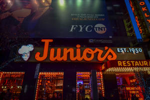 夜間被霓虹燈和節日裝飾照亮的 Junior's Restaurant。