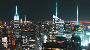紐約市天際線的夜景，摩天大樓燈火通明。 — 紐約市 壁紙