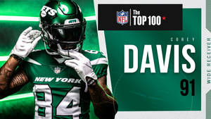 NFL Top 100 排名外接手 Corey Davis 身穿綠色制服調整頭盔。