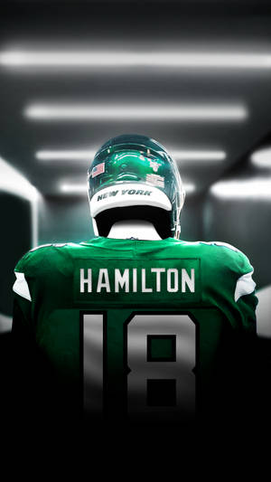 足球員Hamilton 18號穿綠色球衣站在隧道