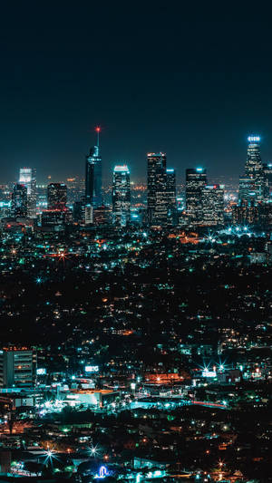 充滿活力的夜景，閃爍的摩天大樓和街燈。