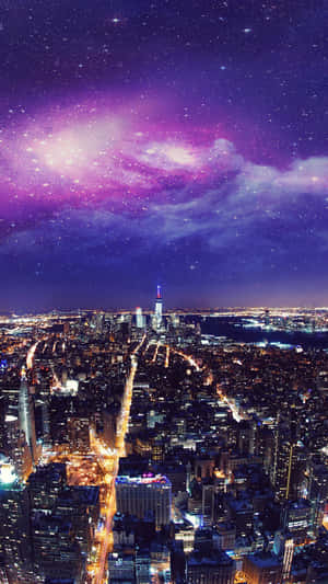 紫色星空銀河下的城市燈光