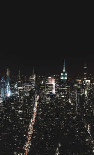 紐約市的夜間空中景觀，閃閃發光的摩天大樓和繁忙的街道。 — 紐約市 壁紙