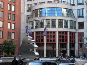 Stern School of Business 建築，帶有抽象雕塑和行人 — 建築 壁紙