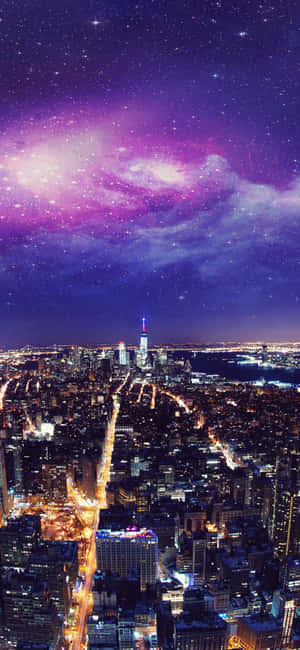 夜間城市天際線，在紫色星空星系天空下。