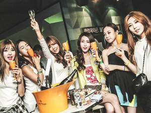 一群女性在夜總會用香檳和橙汁飲料慶祝。