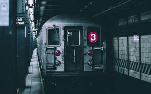 一列地鐵列車在一個帶有粉紅色三號標誌的地下車站。 — 旅行 壁紙