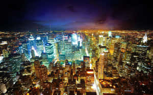 迷人的夜景城市景觀，高樓大廈燈火輝煌，街道閃爍。 — 紐約市 壁紙