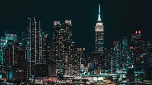 紐約市天際線的夜景，摩天大樓燈火通明。