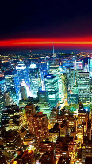 夜間城市天際線，建築物燈火通明，天空呈現紅色 — 夜景城市 壁紙