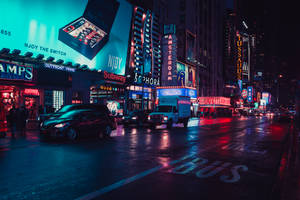 夜晚霓虹燈照亮的城市街道，濕漉漉的人行道反射著發光的招牌和行駛的汽車。