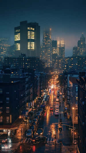 夜晚潮濕的街道，發光的燈光反射在人行道和背景的高樓上。