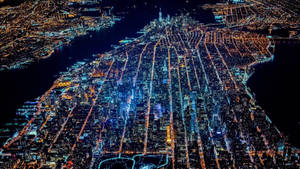 俯瞰夜景，密集的城市街道和建築物發光。