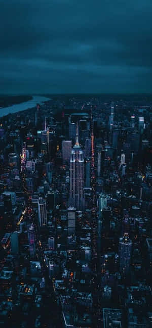 紐約市天際線夜景，摩天大樓在黑暗的天空下亮起。 — HMD 壁紙