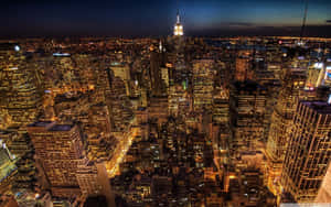 紐約市天際線夜間鳥瞰圖，建築物閃爍，帝國大廈清晰可見。 — 夜景城市 壁紙