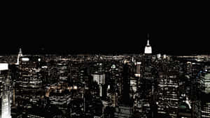 黑白夜景城市景觀，以發光的帝國大廈為特色。 — 天際線 壁紙