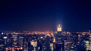 紐約市夜景，閃爍的摩天大樓和燈火通明的帝國大廈。