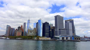 紐約市天際線，前景有高樓大廈和水面。