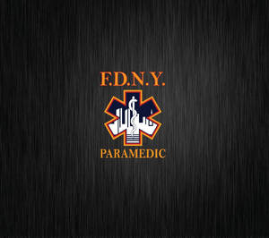 拉絲金屬背景上的 F.D.N.Y. 救護員標誌。