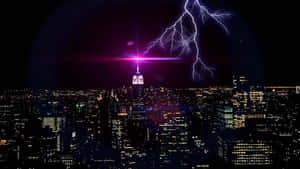 閃電劃過夜間燈火通明的城市天際線，帝國大廈亮著燈。 — 午夜 壁紙