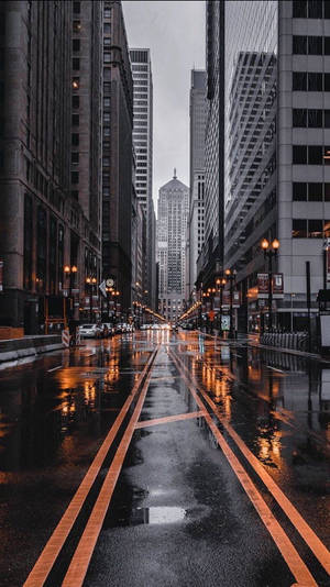 黃昏時分的雨街，濕漉漉的路面上閃爍著路燈的倒影。