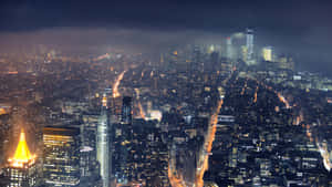 紐約市夜景鳥瞰圖，建築物和街道閃爍發光。