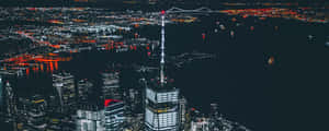 夜晚的東京城市景觀，發光的摩天大樓和水上的橋樑。