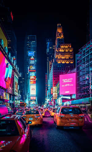 夜晚的城市街道，充滿黃色的士和發光的廣告牌。 — 紐約市 壁紙