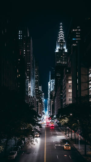 夜晚的街道，高樓大廈和發光的交通燈。