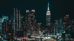 紐約市天際線的夜景，摩天大樓燈火通明。 — 紐約市 壁紙