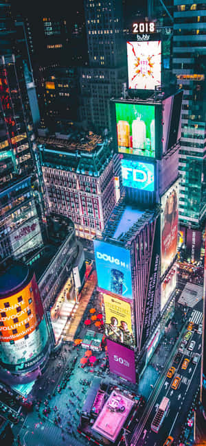 夜晚的時代廣場，明亮的廣告牌和人群。