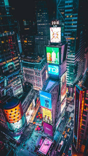 夜晚的時代廣場，明亮的廣告牌和擁擠的街道。