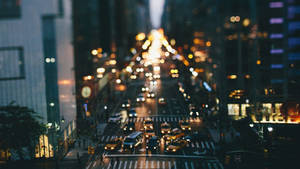 夜晚的城市街道，汽車和建築物的模糊燈光。 — 紐約市 壁紙