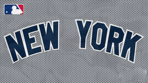 灰色網眼布上帶有 MLB 標誌的紐約棒球隊球衣文字。
