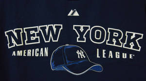深藍色T恤，帶有白色New York American League文字和洋基隊帽圖案。