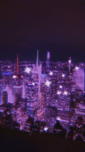 紫色霓虹燈在夜間照亮密集的城市天際線，帶有星光效果。