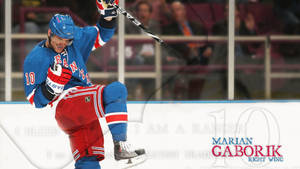冰球運動員 Marian Gaborik 身穿 Rangers 球衣入球後慶祝。