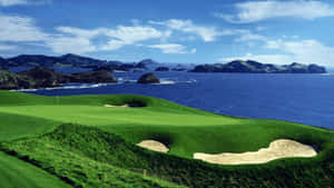高爾夫球場俯瞰藍色海洋和岩石島嶼，在晴朗的天空下