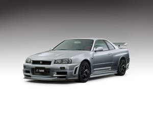 銀色日產Skyline GT-R Z Tune跑車，配備黑色輪圈和後擾流板。