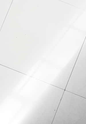帶有填縫線和柔和光線反射的白色瓷磚地板。 — OnePlus Pad 壁紙