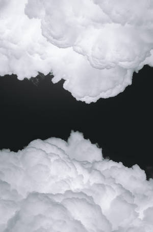 戲劇性的白雲在黑色天空襯托下，創造出極簡抽象場景。 — 純白色 壁紙