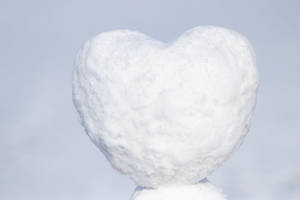 在雪白的冬日風景中的雪心心形雕塑。 — 雪 壁紙