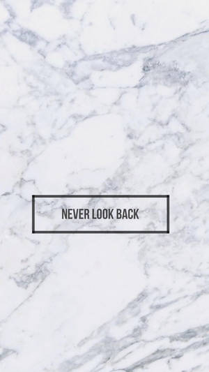 大理石背景，黑色框內有勵志文字 never look back。