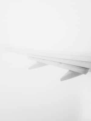 飛機機翼飛過厚厚的白雲。